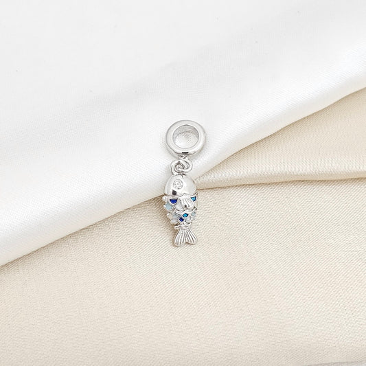 CHARM PEZ PLATEADO CON ESCAMAS DE COLORES RF K6420