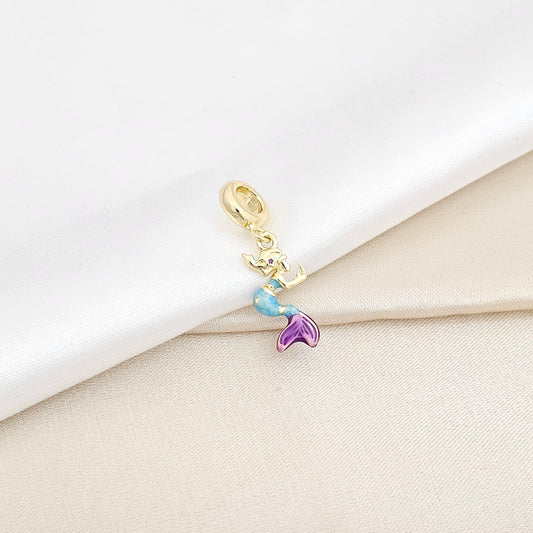CHARM DORADO SIRENA AZUL Y MORADO RF K6423