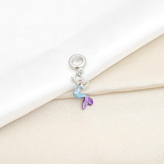 CHARM PLATEADO SIRENA AZUL Y MORADO RF K6424