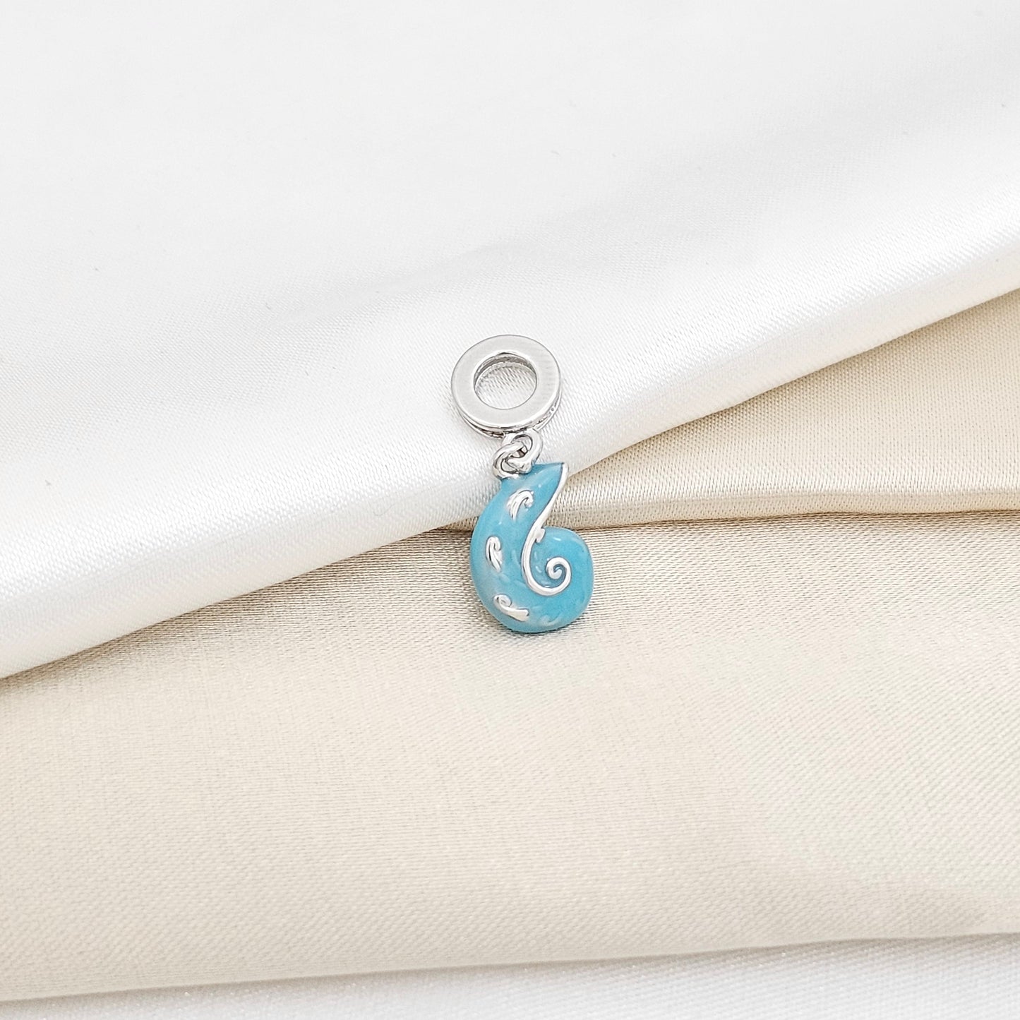 CHARM PLATEADO CARACOL AZUL RF K6428