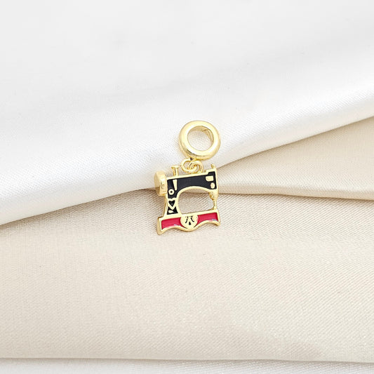 CHARM MAQUINA DE COCER DORADO NEGRO Y ROJO RF K6443