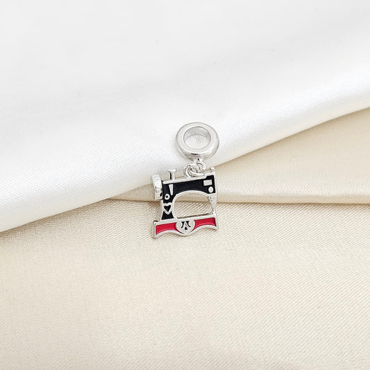 CHARM MAQUINA DE COCER PLATEADO NEGRO Y ROJO RF K6444