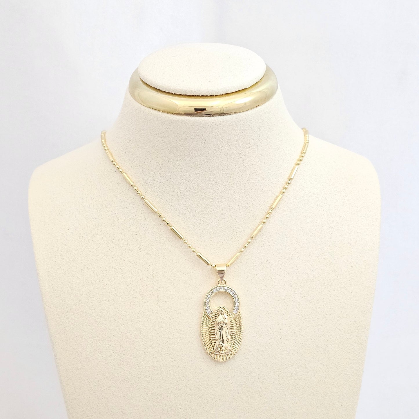 DIJE MEDALLA VIRGEN DE GUADALUPE CIRCONES DORADO RF K6462