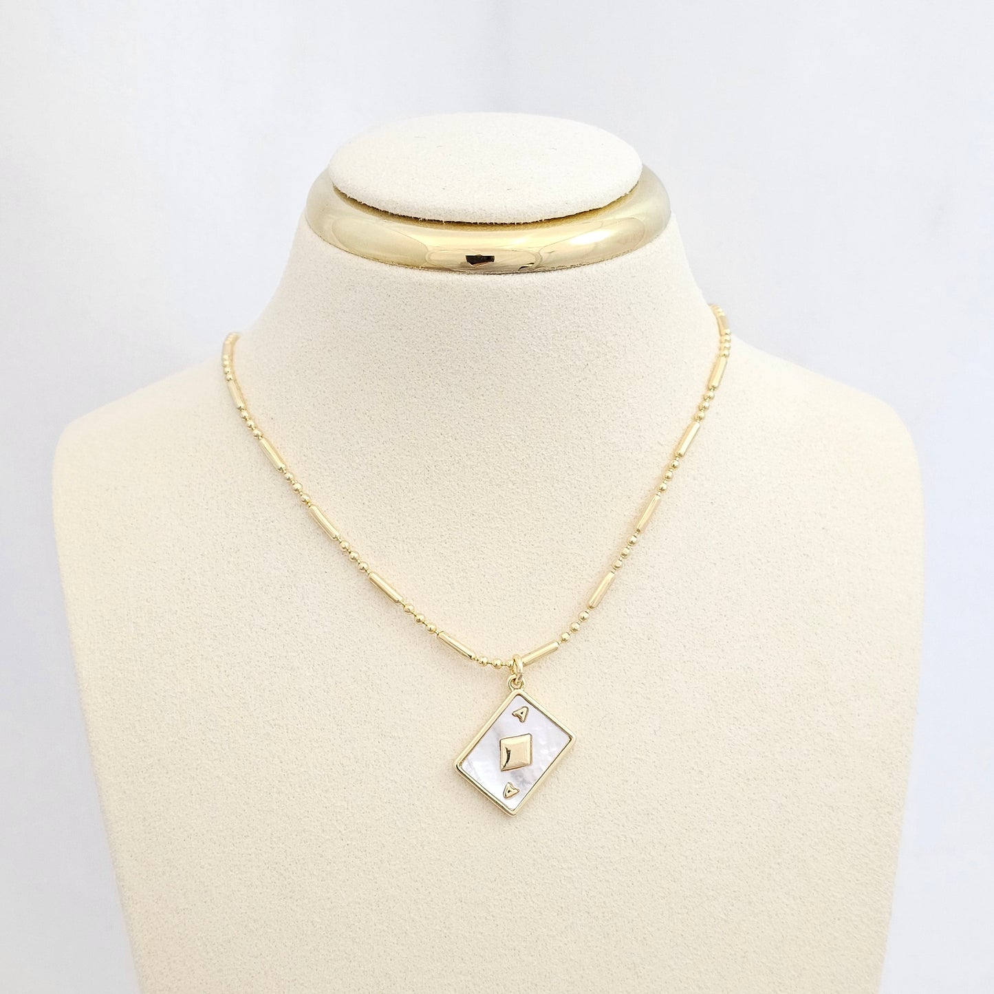 DIJE CARTA A DE DIAMANTES NACAR CON DORADO RF K6473