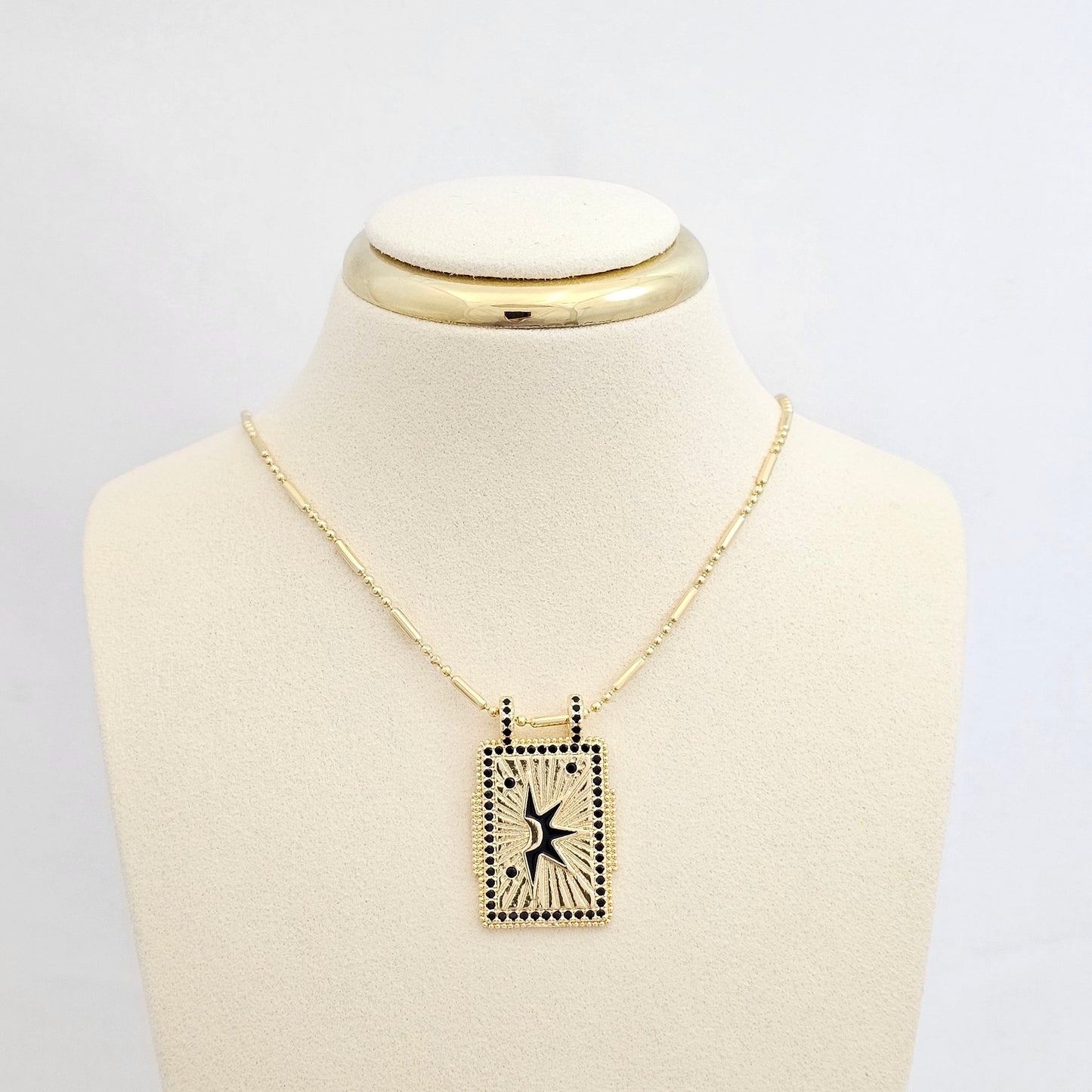 DIJE PLACA CON ESTRELLA NEGRA Y CIRCONES DORADO RF K6484