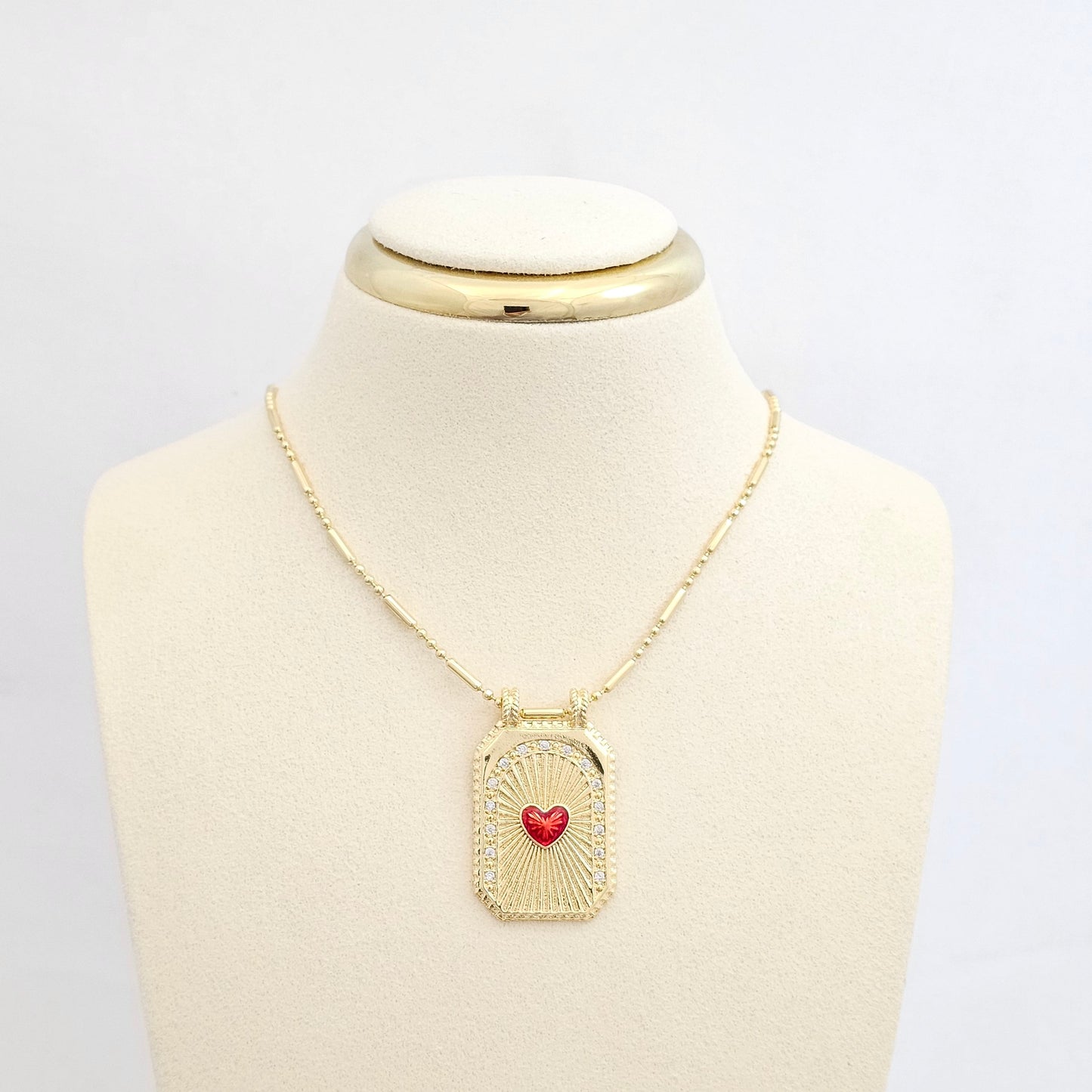 DIJE PLACA DORADO CON CORAZON ROJO RF K6489