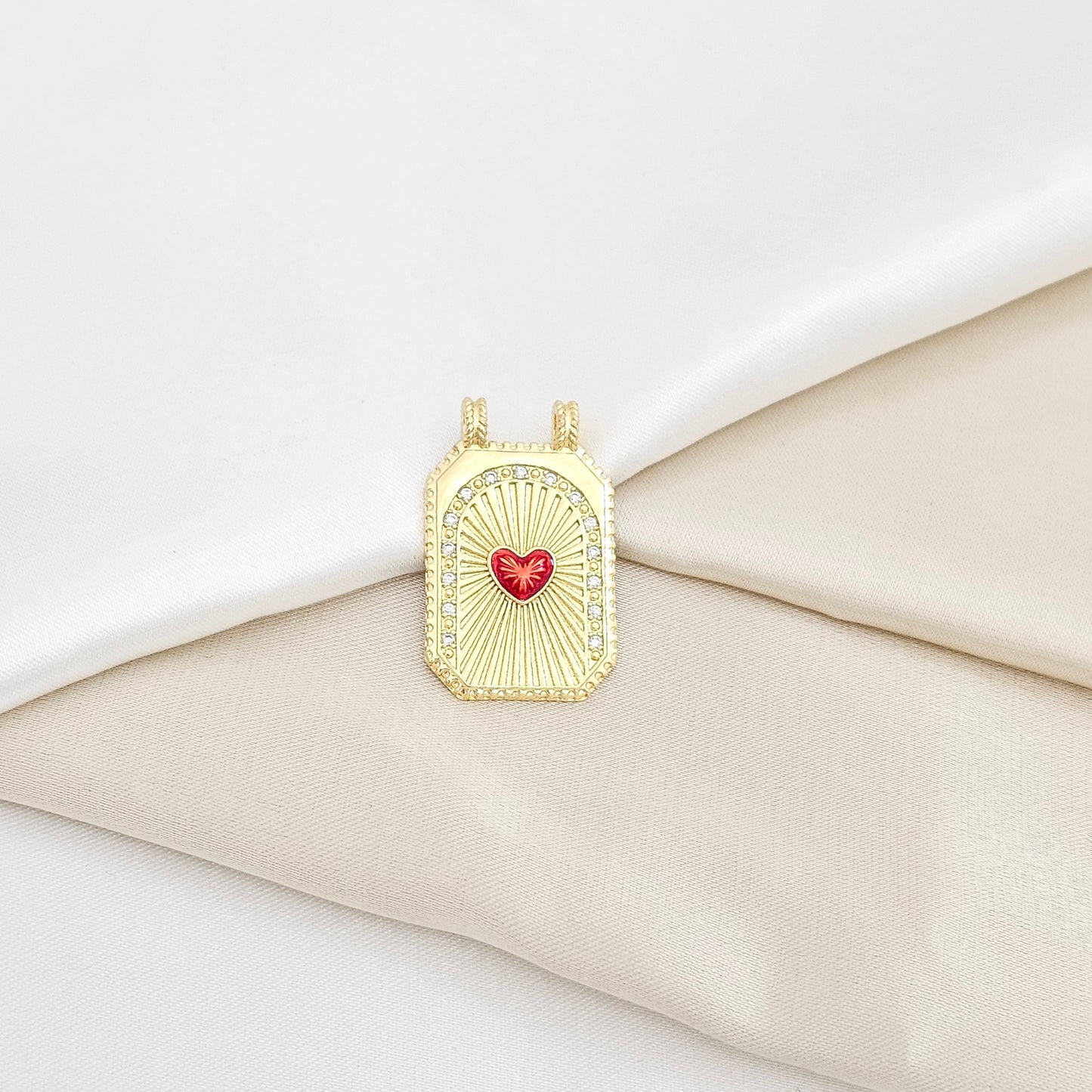 DIJE PLACA DORADO CON CORAZON ROJO RF K6489