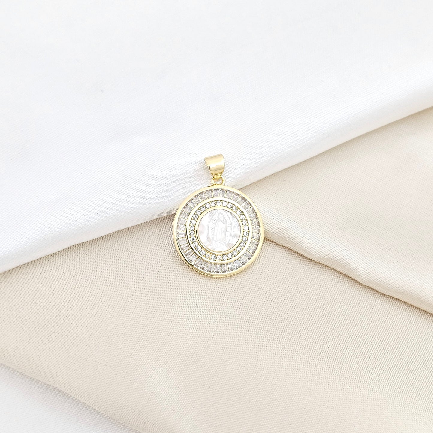 DIJE CIRCULO CIRCONES DORADO VIRGEN DE NACAR RF K6569