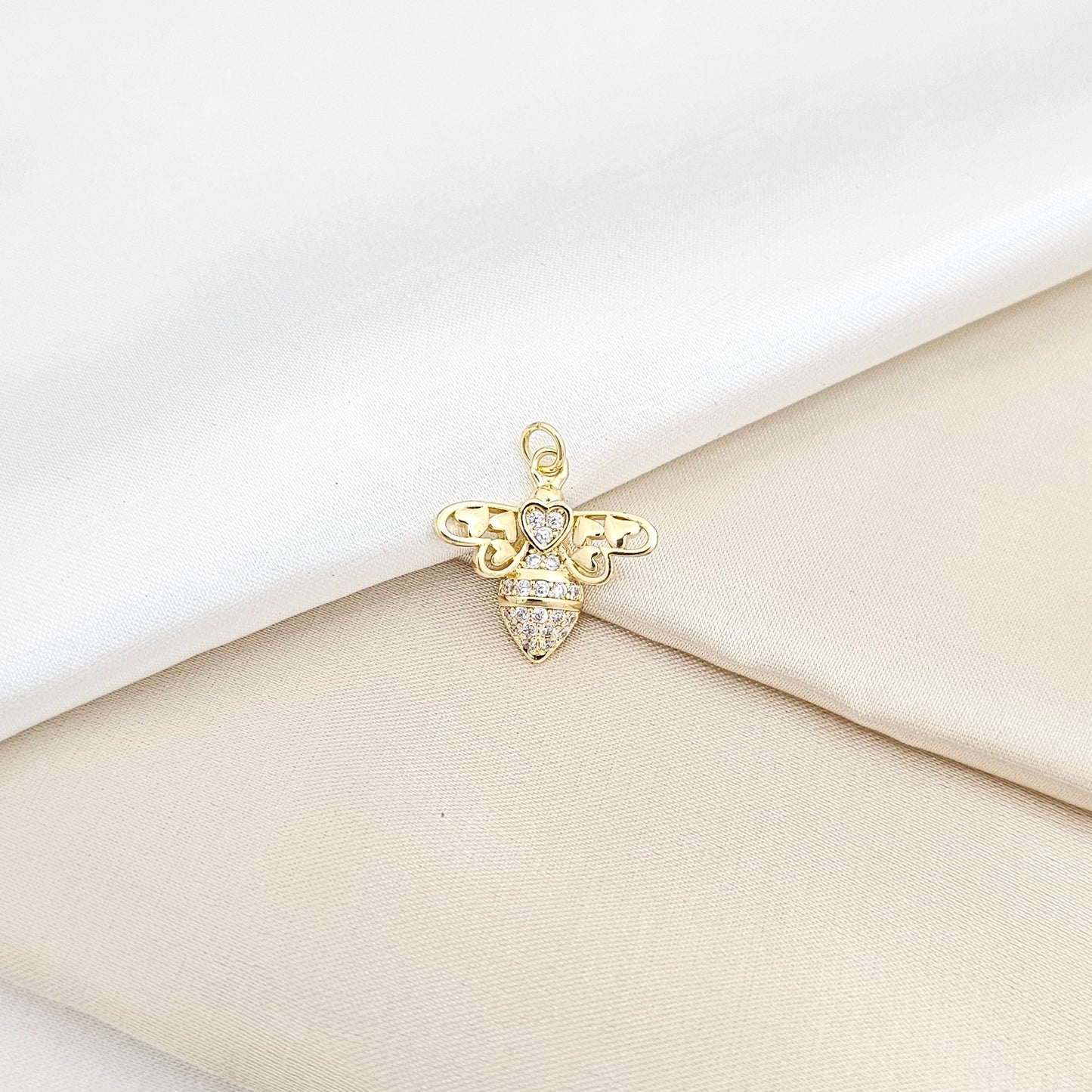 DIJE ABEJA CON CORAZONES Y CIRCONES DORADO RF K6580