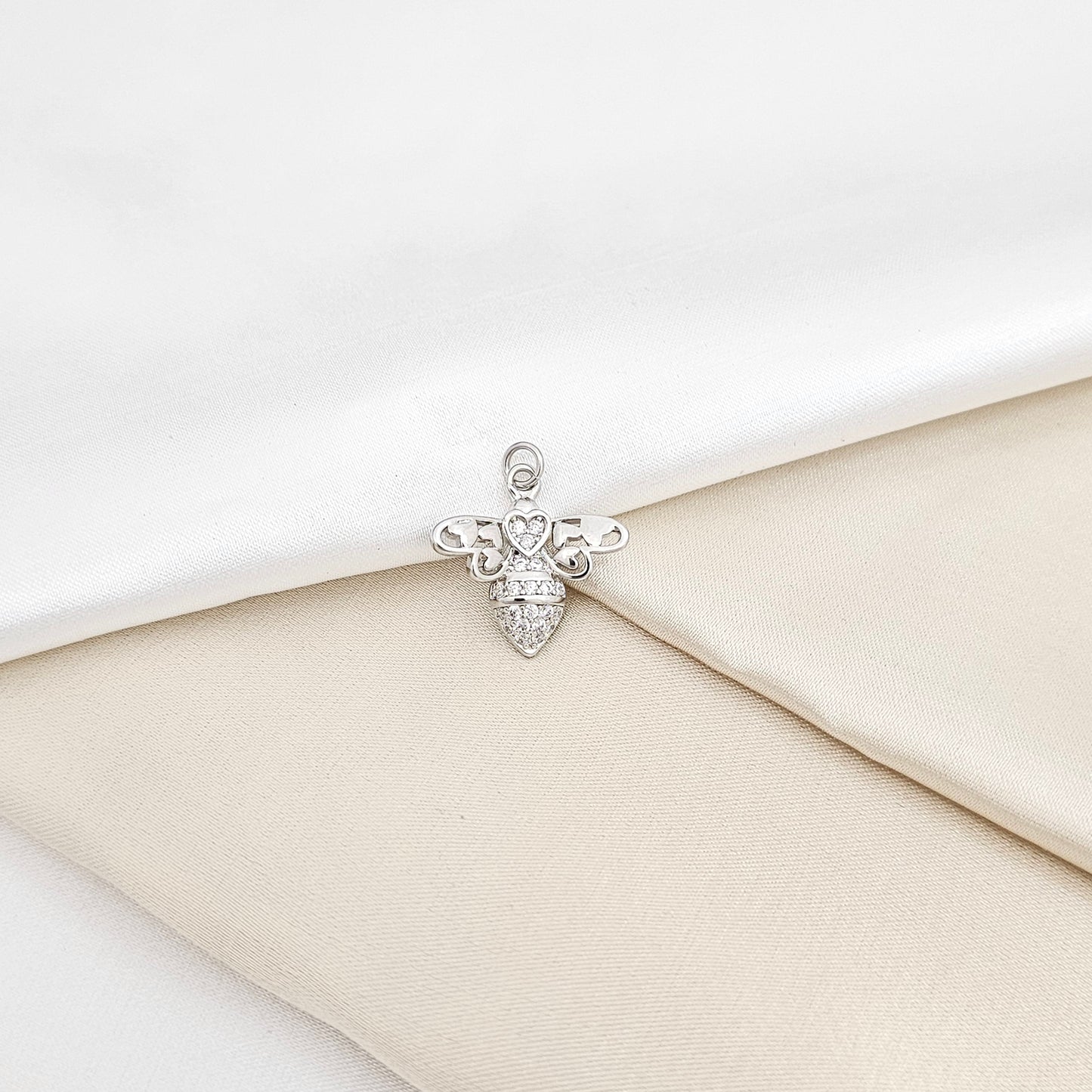 DIJE ABEJA CON CORAZONES Y CIRCONES PLATEADO RF K6581
