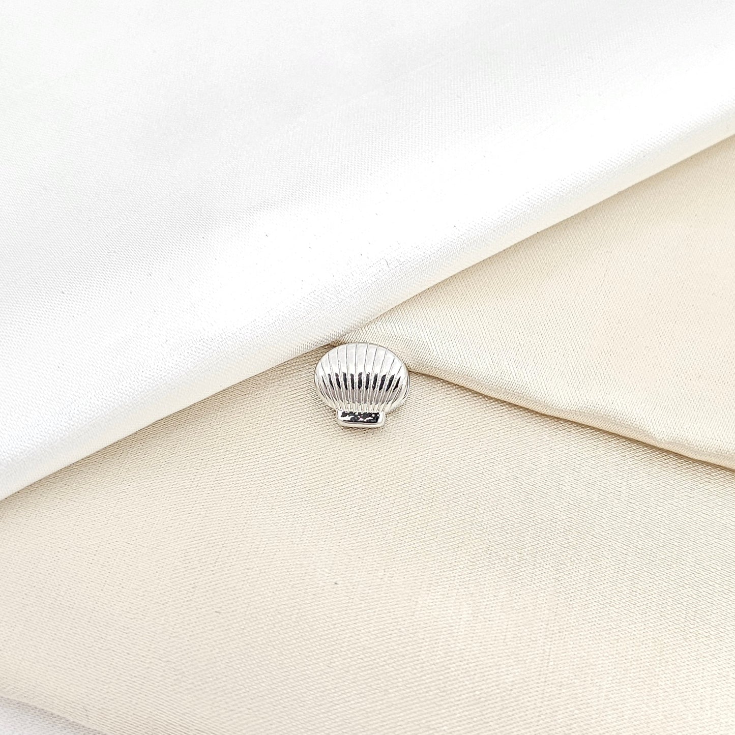 CHARM CONCHA GRUESA PLATEADO RF K6587