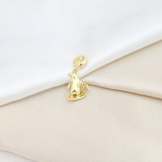 CHARM PINGÜINO ESQUIANDO DORADO RF K6682