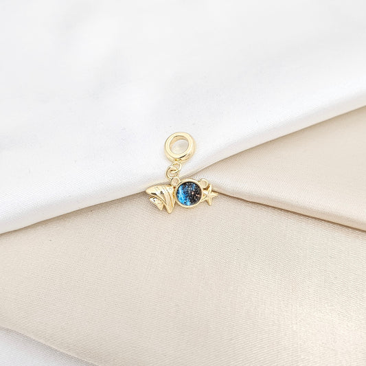 CHARM PEZ Y ESTRELLA DORADO CON ESFERA AZUL RF K6689