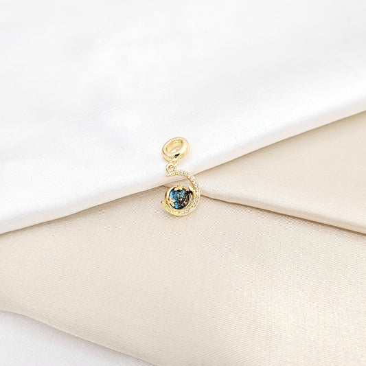 CHARM LUNA Y ESTRELLAS DORADO CON ESFERA AZUL RF K6691