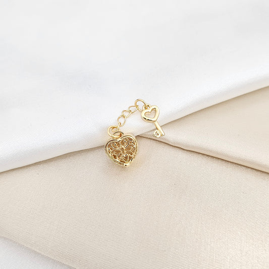 CHARM CORAZON CON CADENA Y LLAVE DORADO RF K6695