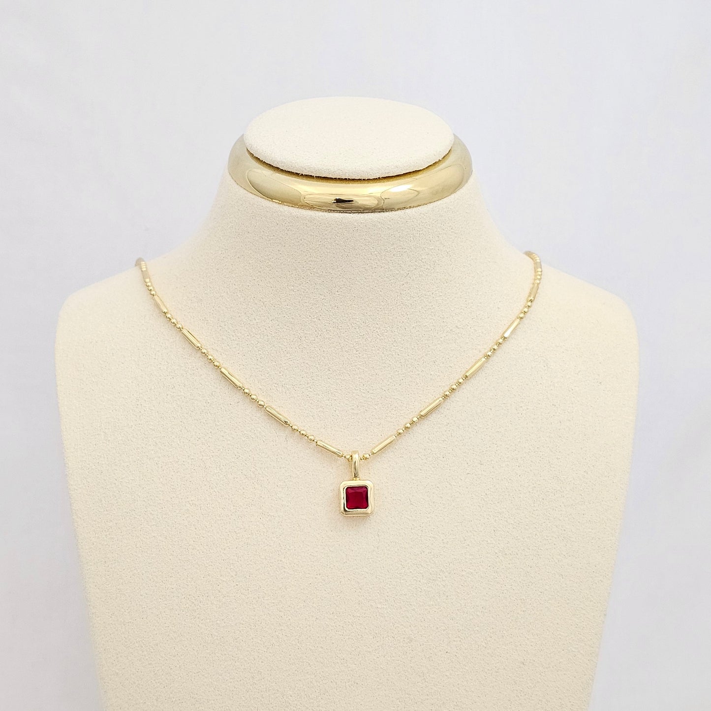 DIJE DORADO CIRCON CUADRADO ROJO RF K6714