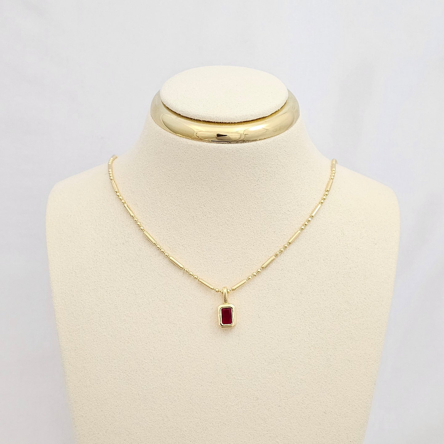 DIJE DORADO CIRCON RECTANGULAR ROJO RF K6717