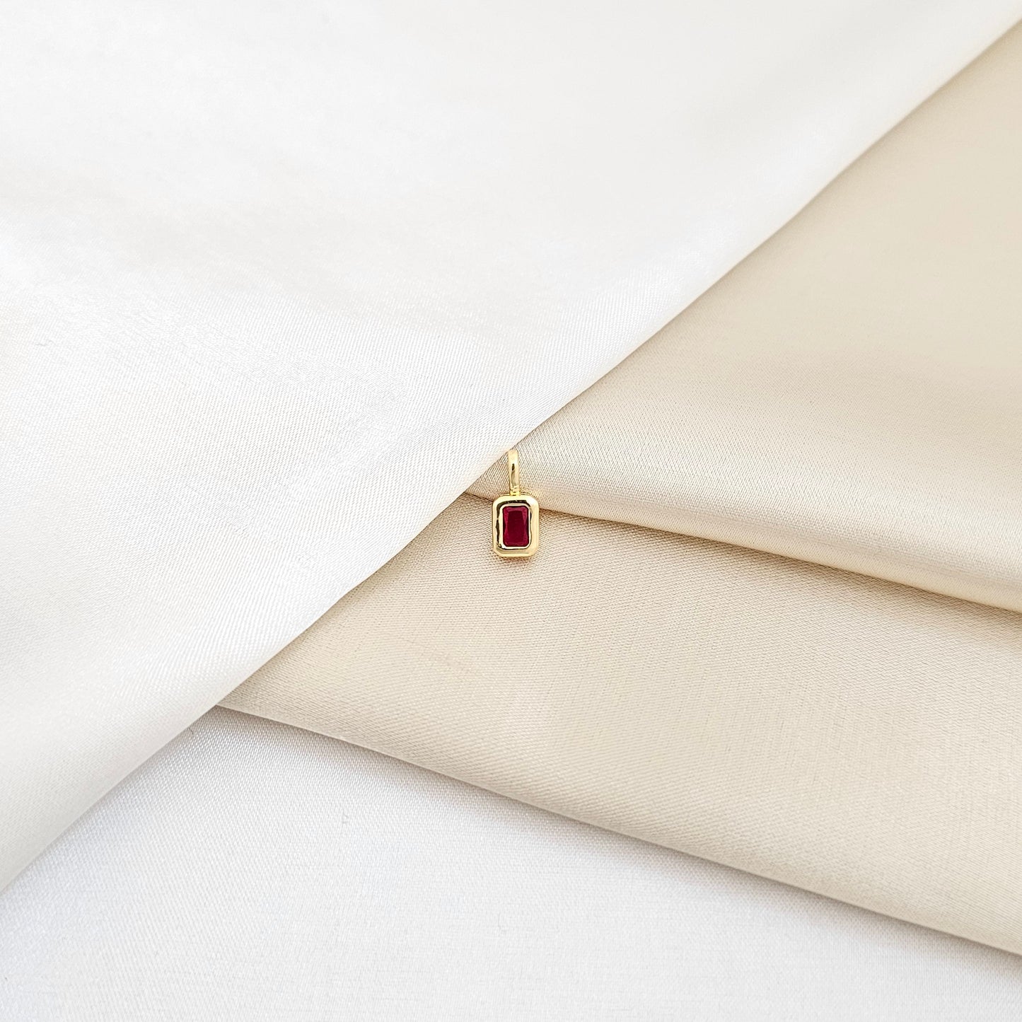 DIJE DORADO CIRCON RECTANGULAR ROJO RF K6717