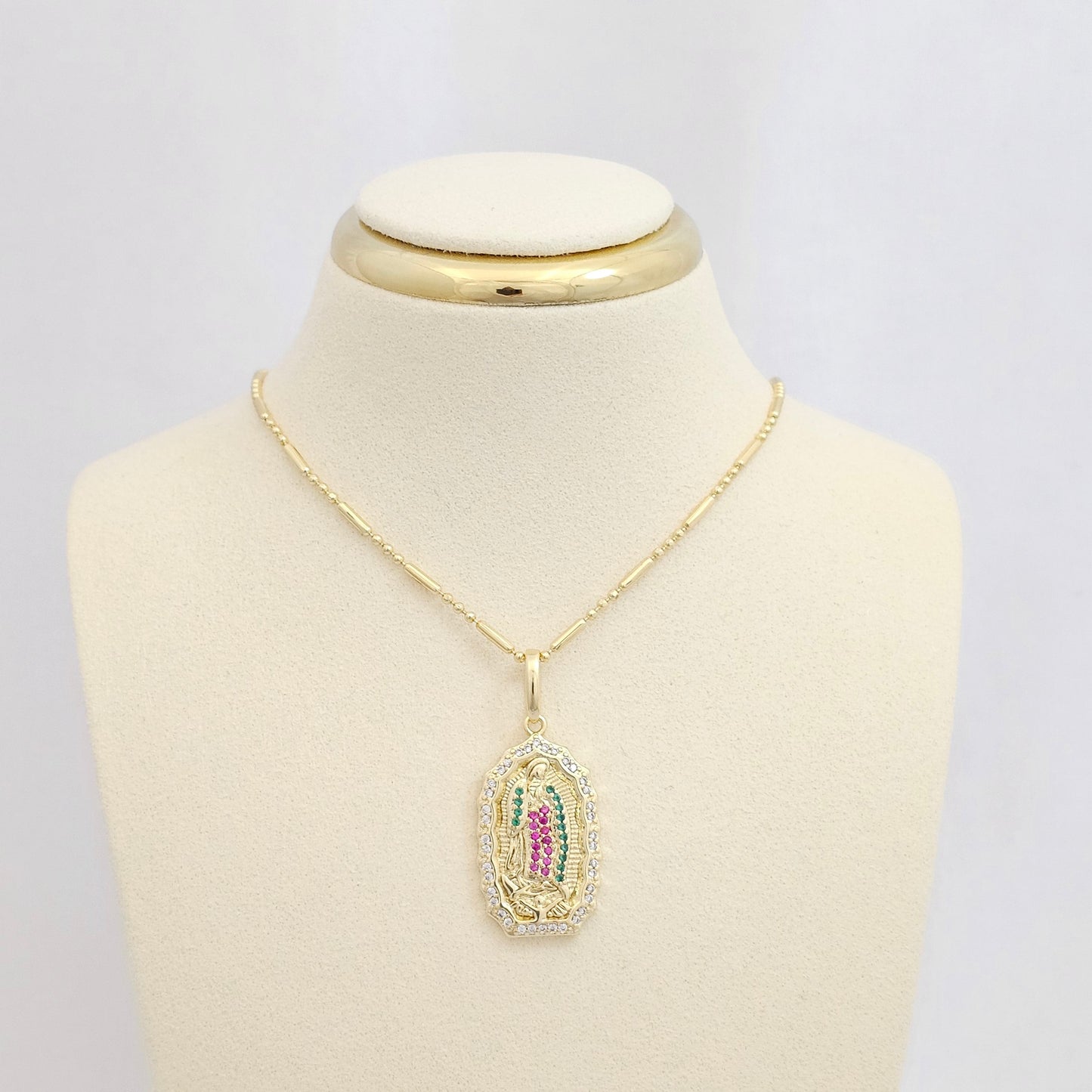 DIJE VIRGEN GRANDE DORADO CIRCONES VERDES Y FUCSIA RF K6796