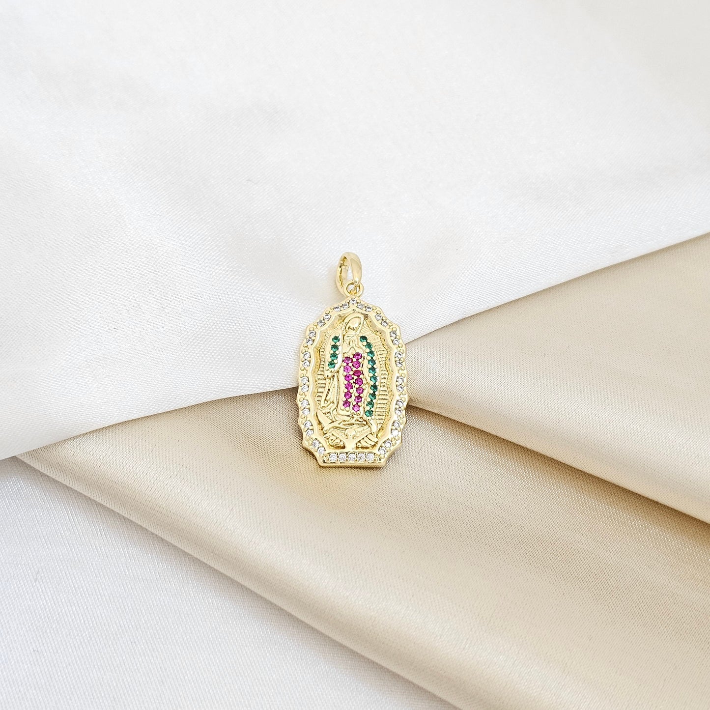 DIJE VIRGEN GRANDE DORADO CIRCONES VERDES Y FUCSIA RF K6796
