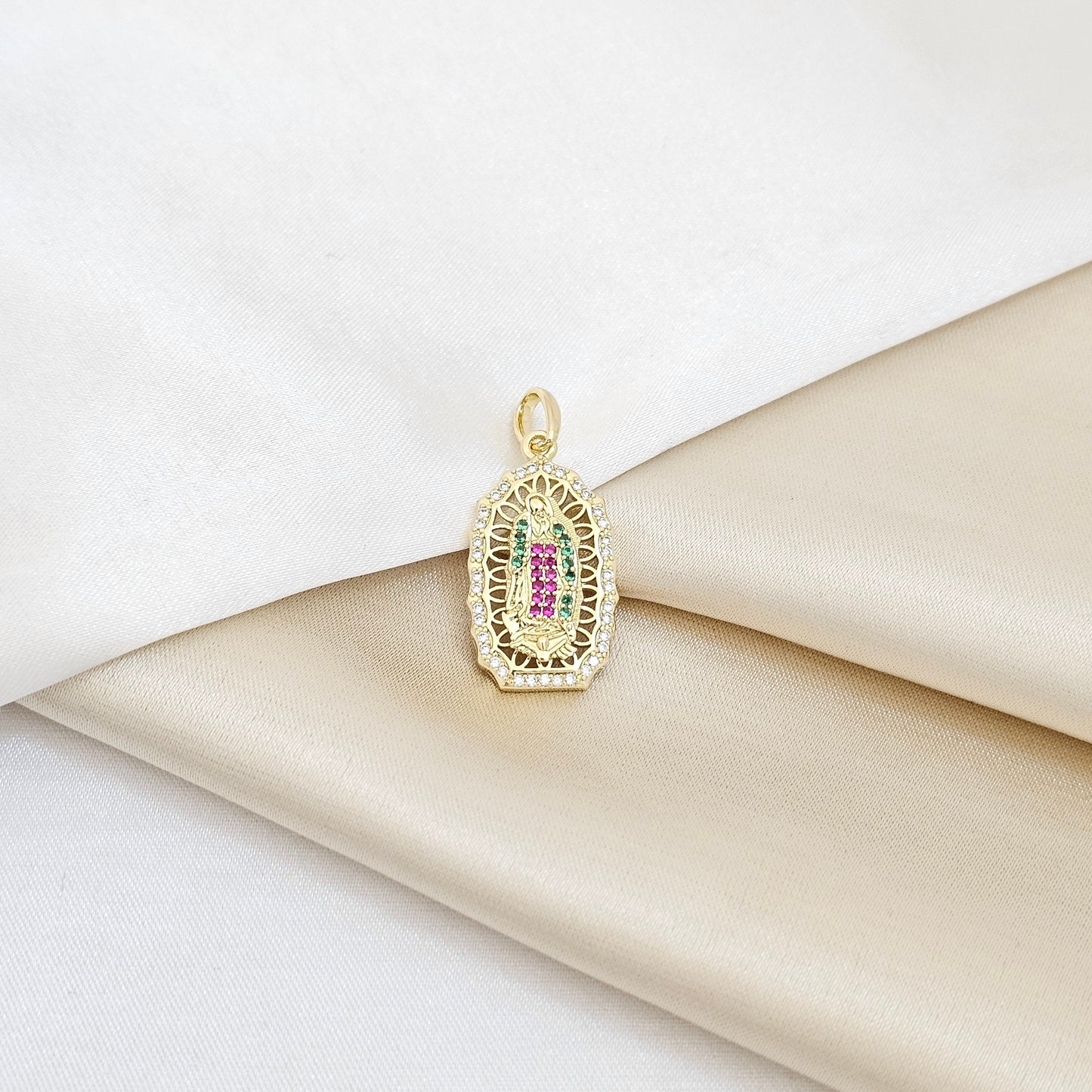 DIJE VIRGEN MEDIANO DORADO CIRCONES VERDES Y FUCSIA RF K6797