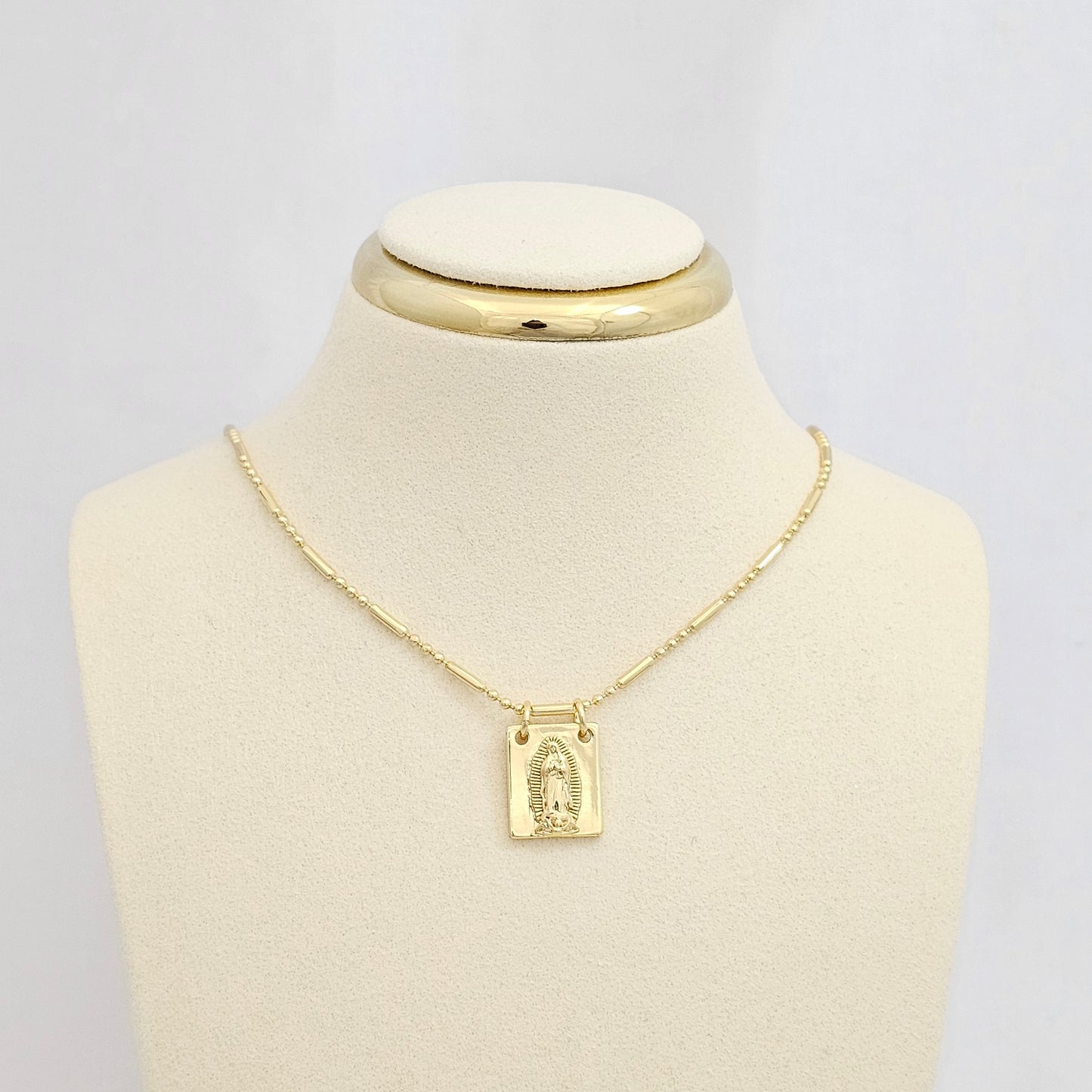 DIJE MINI CUADRO VIRGEN DE GUADALUPE DORADO RF K6806