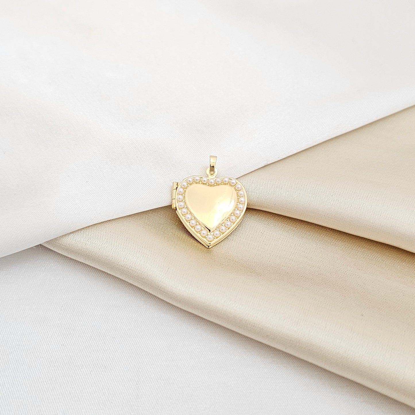 DIJE CORAZON RELICARIO DORADO CON PERLAS RF K6815