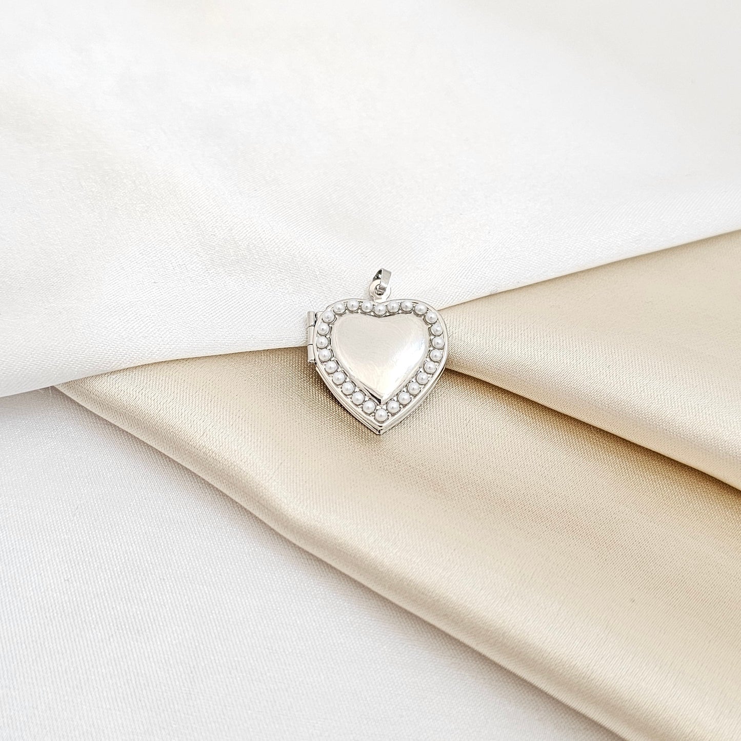 DIJE CORAZON RELICARIO PLATEADO CON PERLAS RF K6816