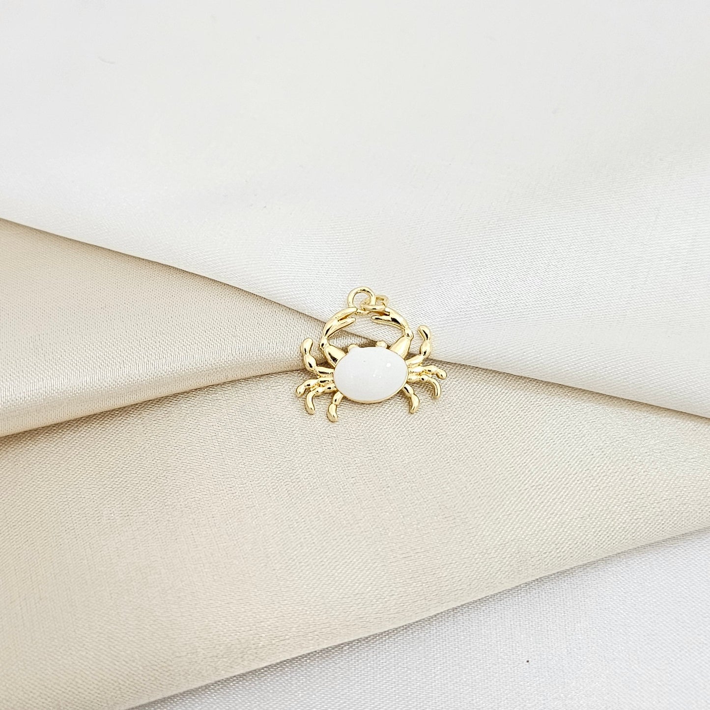 DIJE CANGREJO PEQUEÑO BLANCO Y DORADO RF K7129
