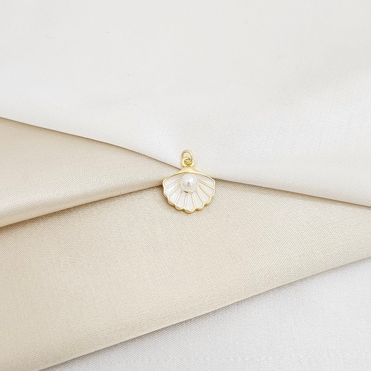 DIJE CONCHA BLANCA Y DORADO CON PERLA RF K7136