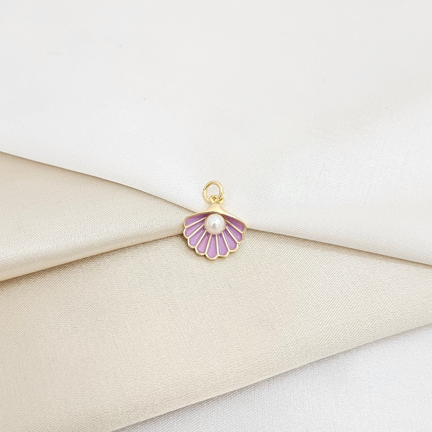 DIJE CONCHA MORADO Y DORADO CON PERLA RF K7137