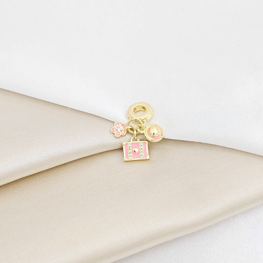 CHARM MALETA SOMBRERO Y FLOR DORADO Y ROSA RF K7292
