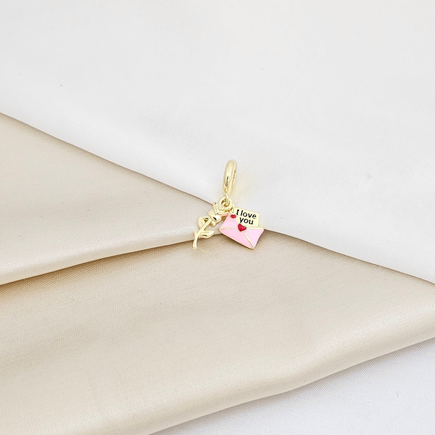 CHARM ROSA DORADO Y CARTA DE AMOR CORAZONES ROJOS RF K7444