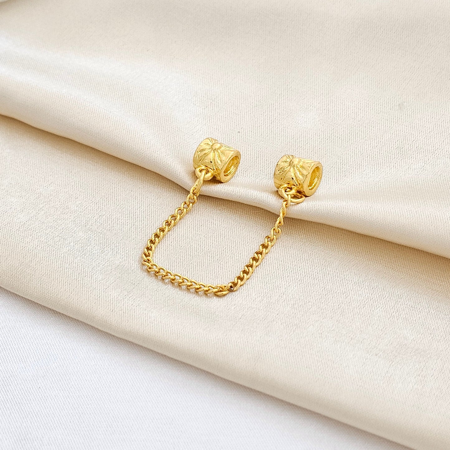 CHARM DOBLE BARRIL CON CADENA DORADO RF K7635