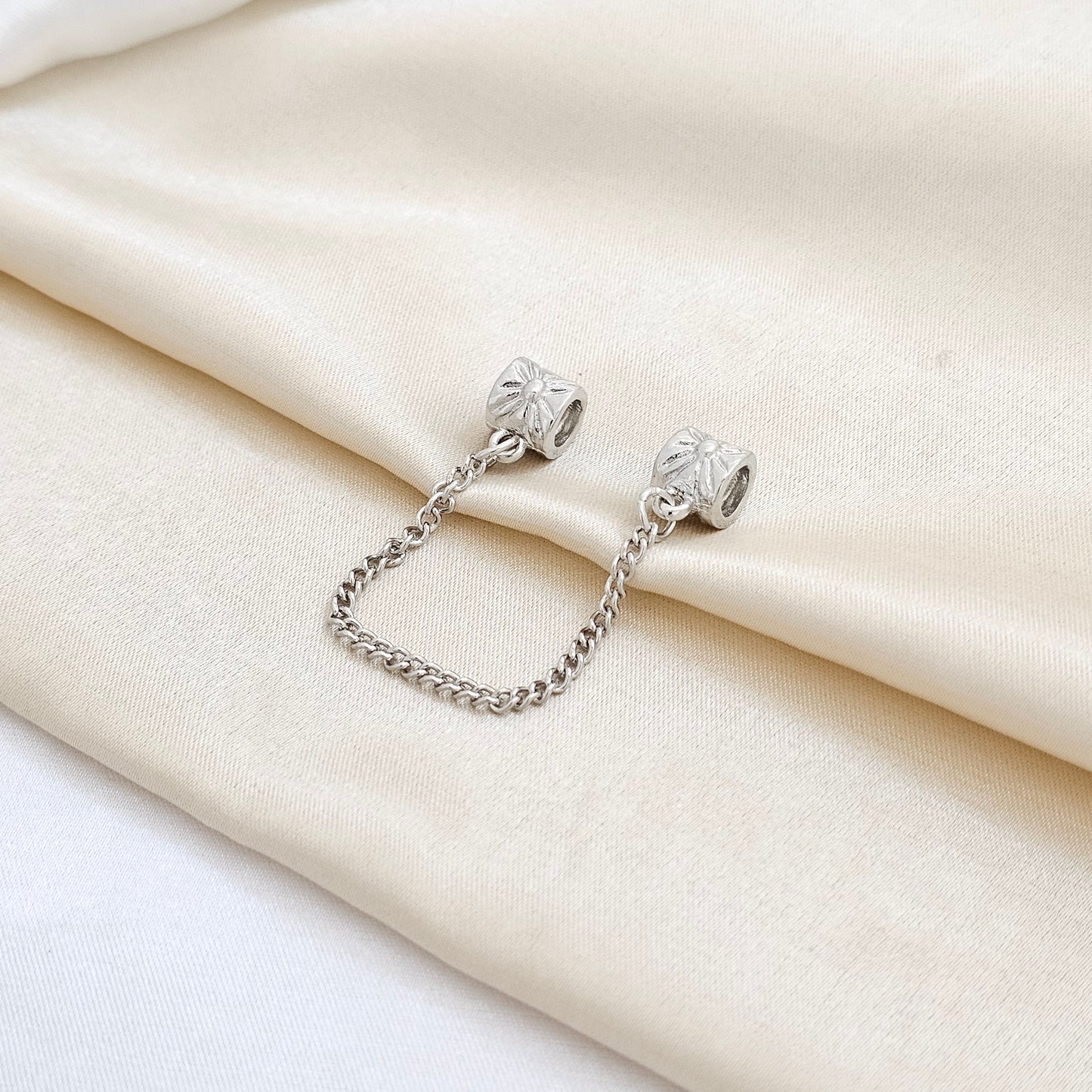 CHARM DOBLE BARRIL CON CADENA PLATEADO RF K7636