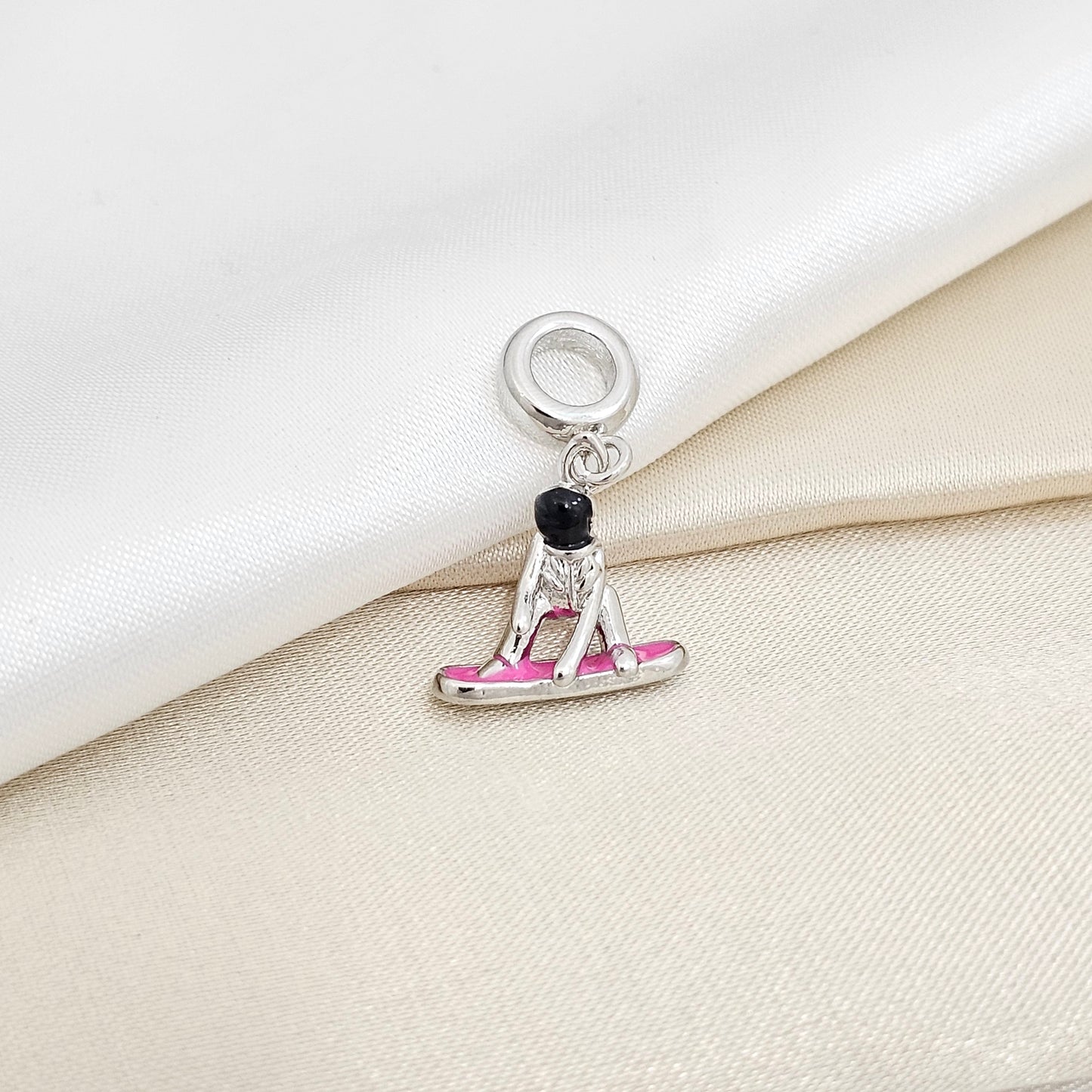 CHARM SURFISTA PLATEADO Y ROSA RF K7640