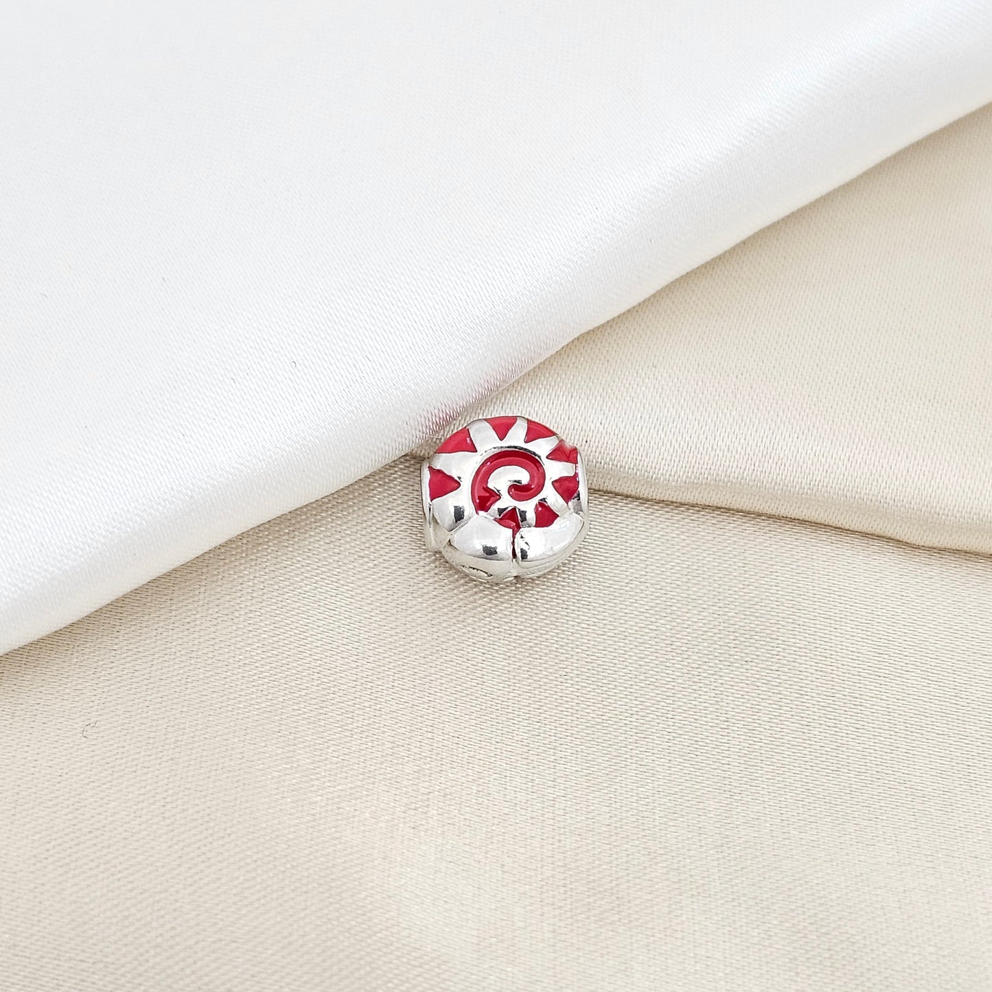 CHARM CARACOL PLATEADO Y ROJO RF K7641