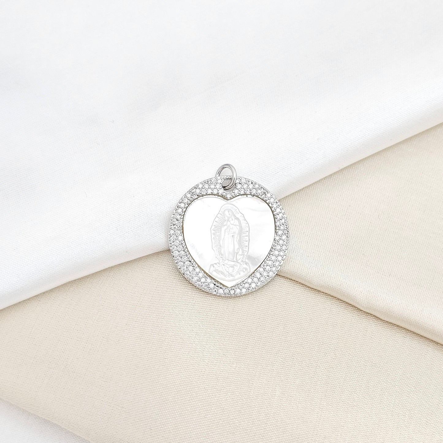 DIJE CIRCULO PLATEADO CORAZON Y VIRGEN DE NACAR RF K7645