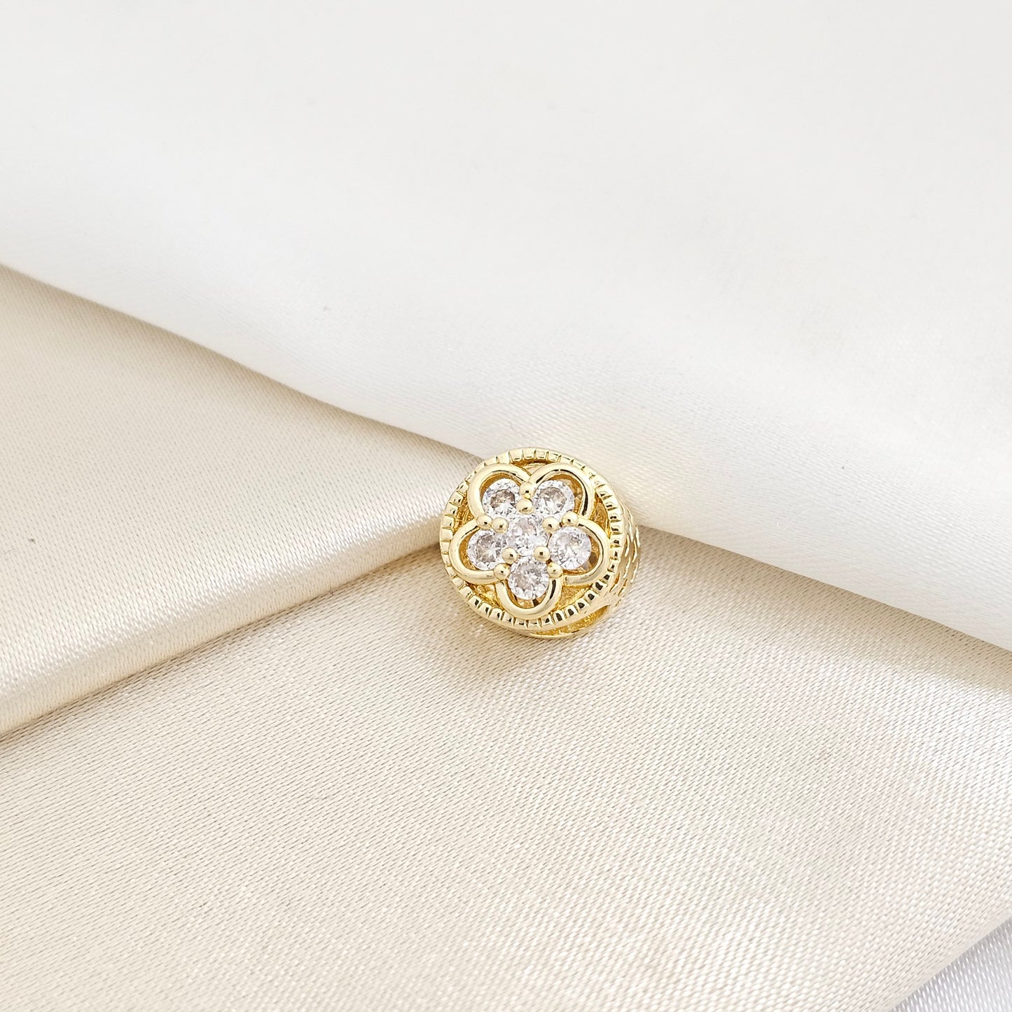 CHARM FLOR CON CIRCONES DORADO RF K7742