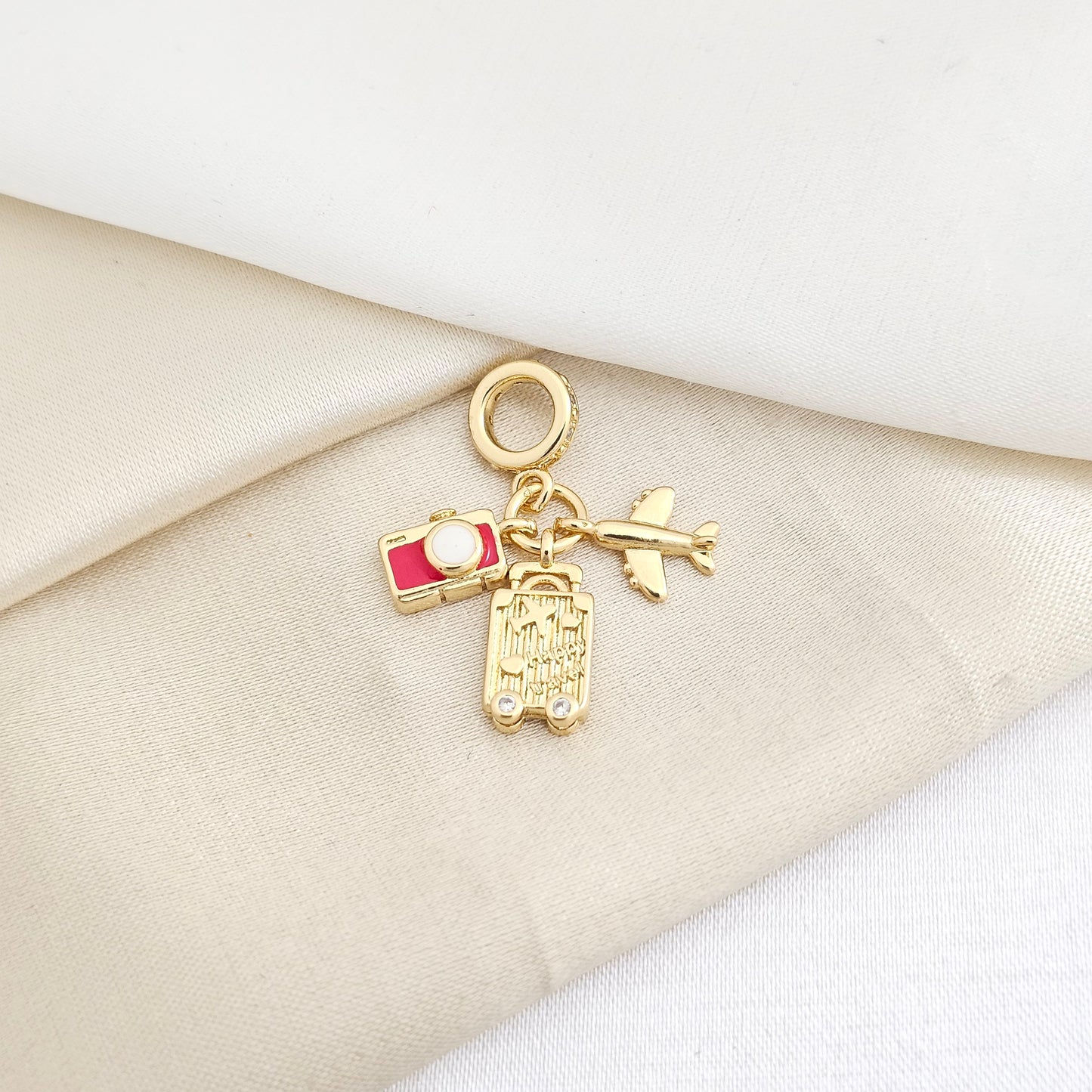CHARM CAMARA ROJA AVION Y MALETA DORADO RF K7794