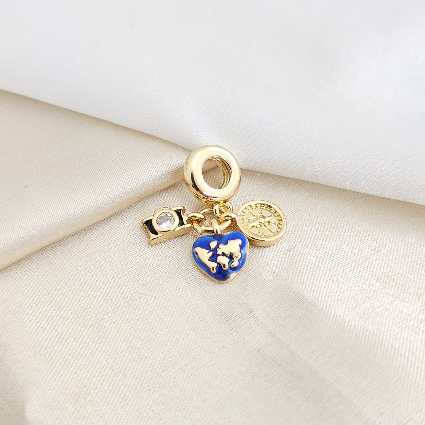 CHARM CORAZON AZUL CAMARA Y BRUJULA DORADO RF K7795