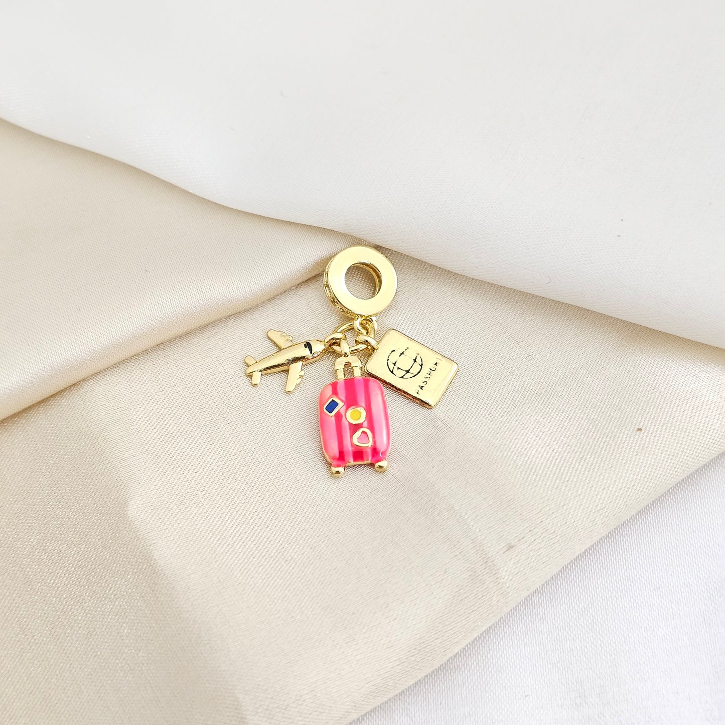 CHARM MALETA ROSA AVION Y PASAPORTE DORADO RF K7796