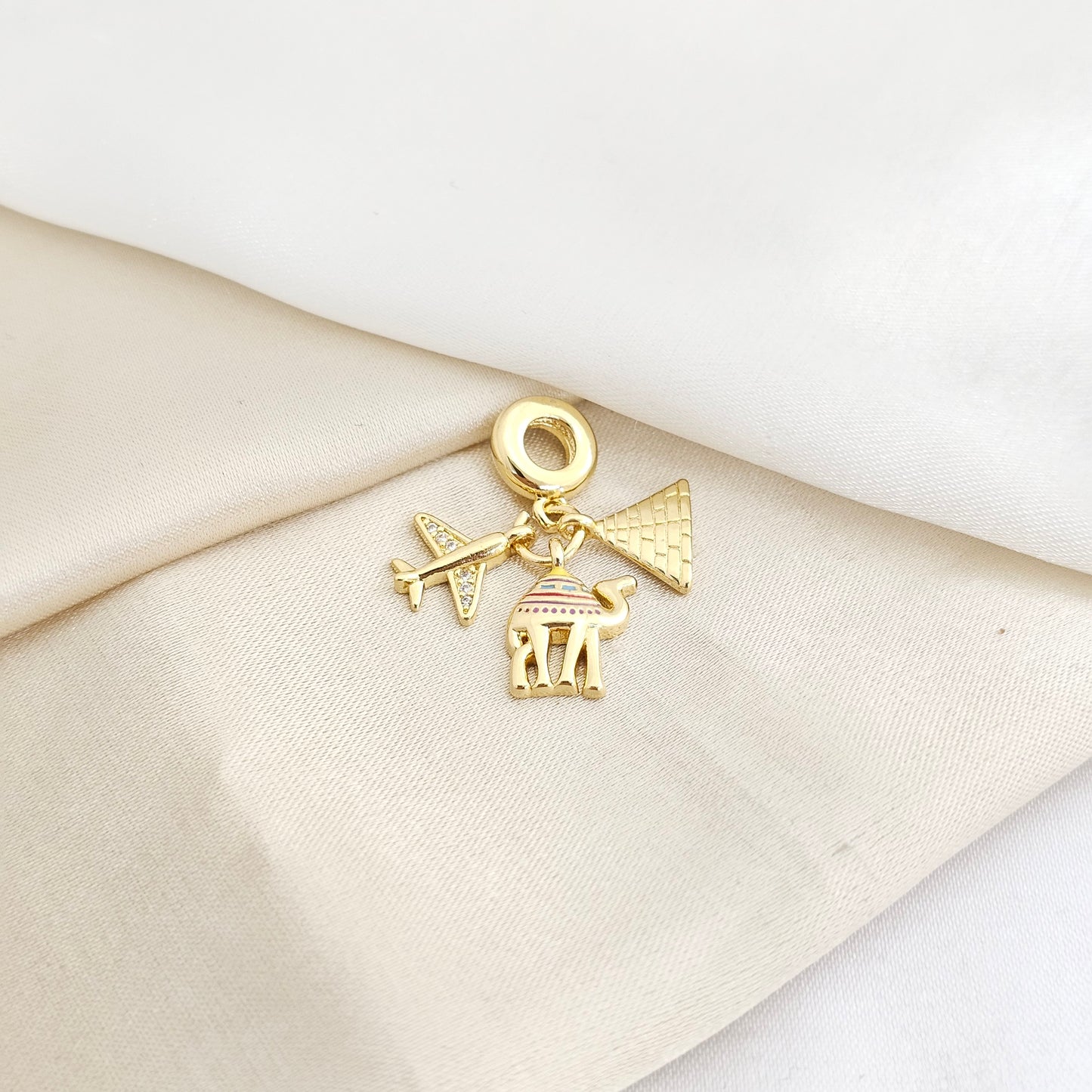 CHARM PIRAMIDE CAMELLO Y AVION DORADO RF K7798