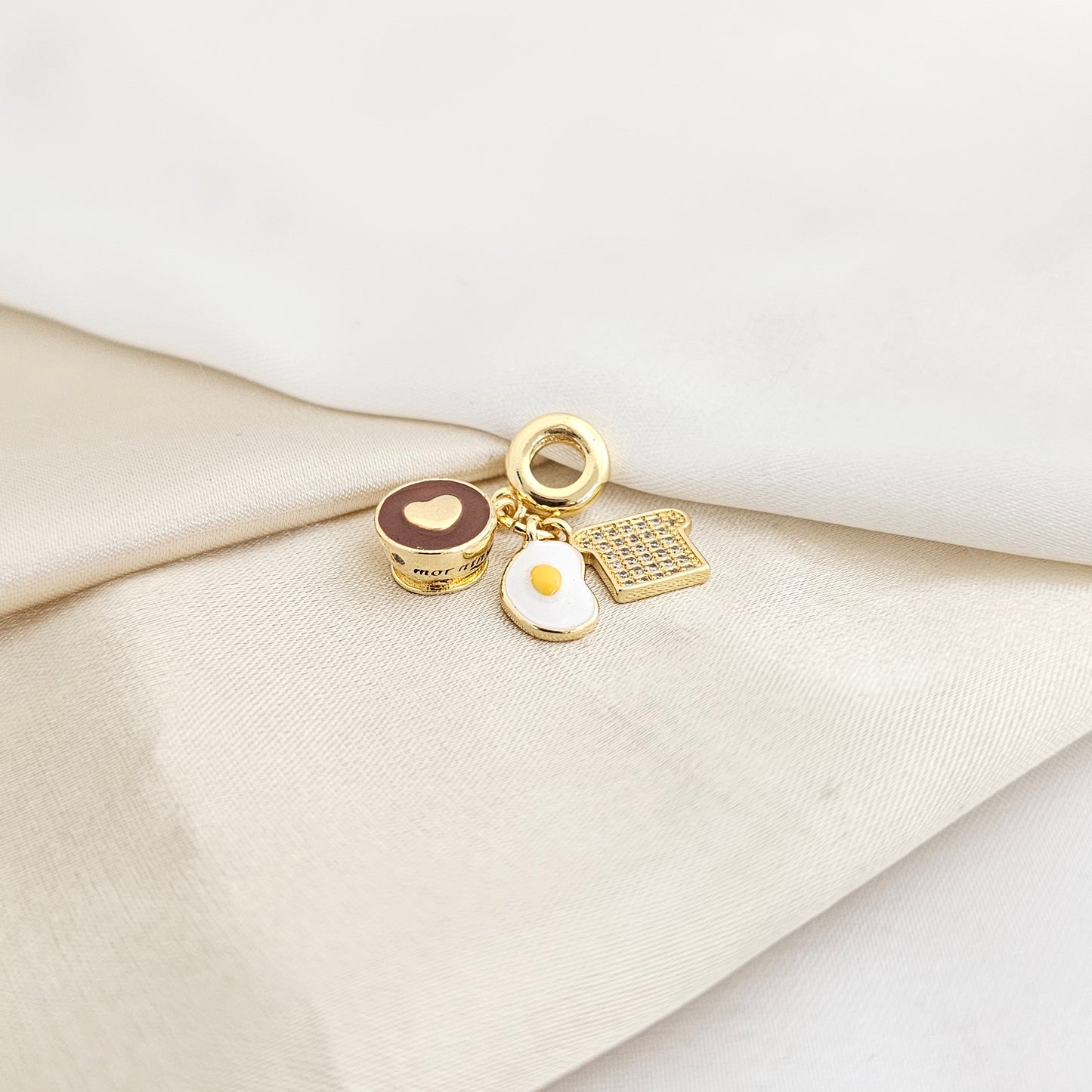 CHARM DESAYUNO DORADO RF K7803