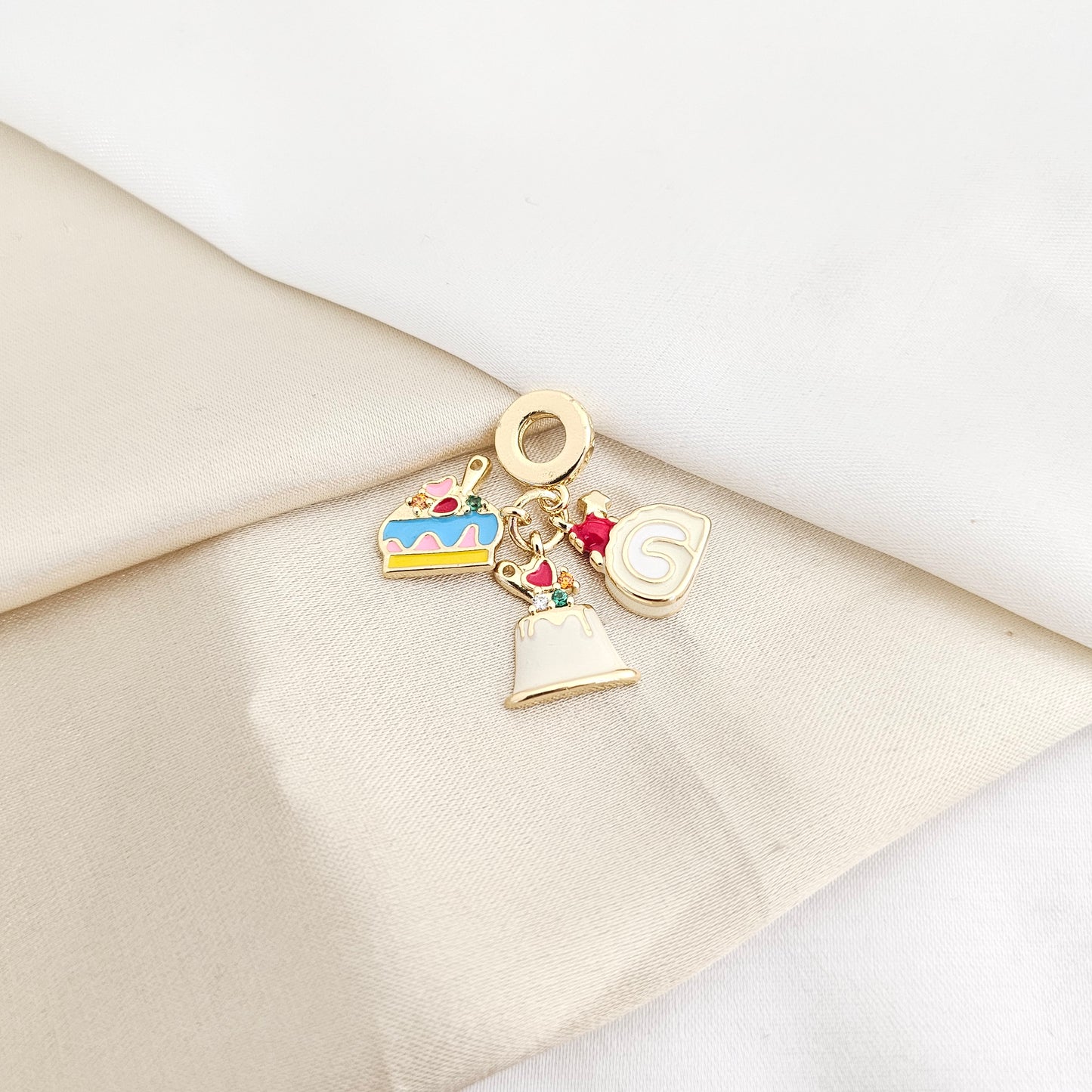 CHARM REPOSTERIA DORADO RF K7805