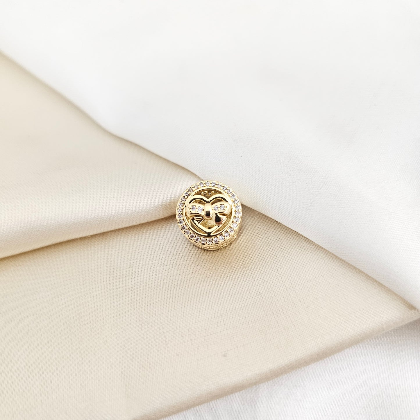 CHARM CIRCULO CON CORAZON Y MOÑO DORADO RF K7863