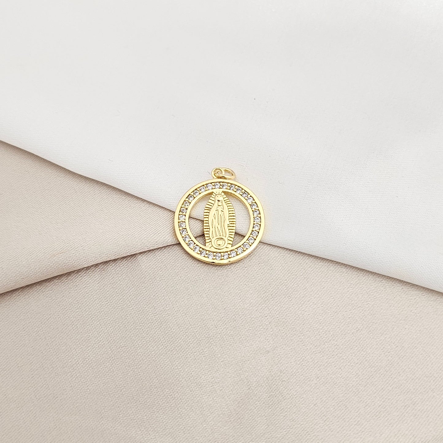 DIJE MEDALLA VIRGEN DE GUADALUPE CON CIRCONES DORADO RF K7962