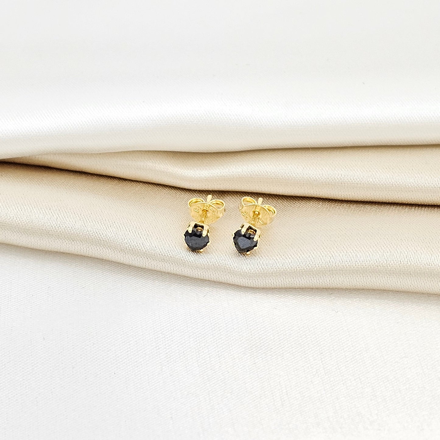 ARETE TOPO CON CIRCONIA CORTADA EN FRM CORAZON LAM 18K RF 33023-NEGRO