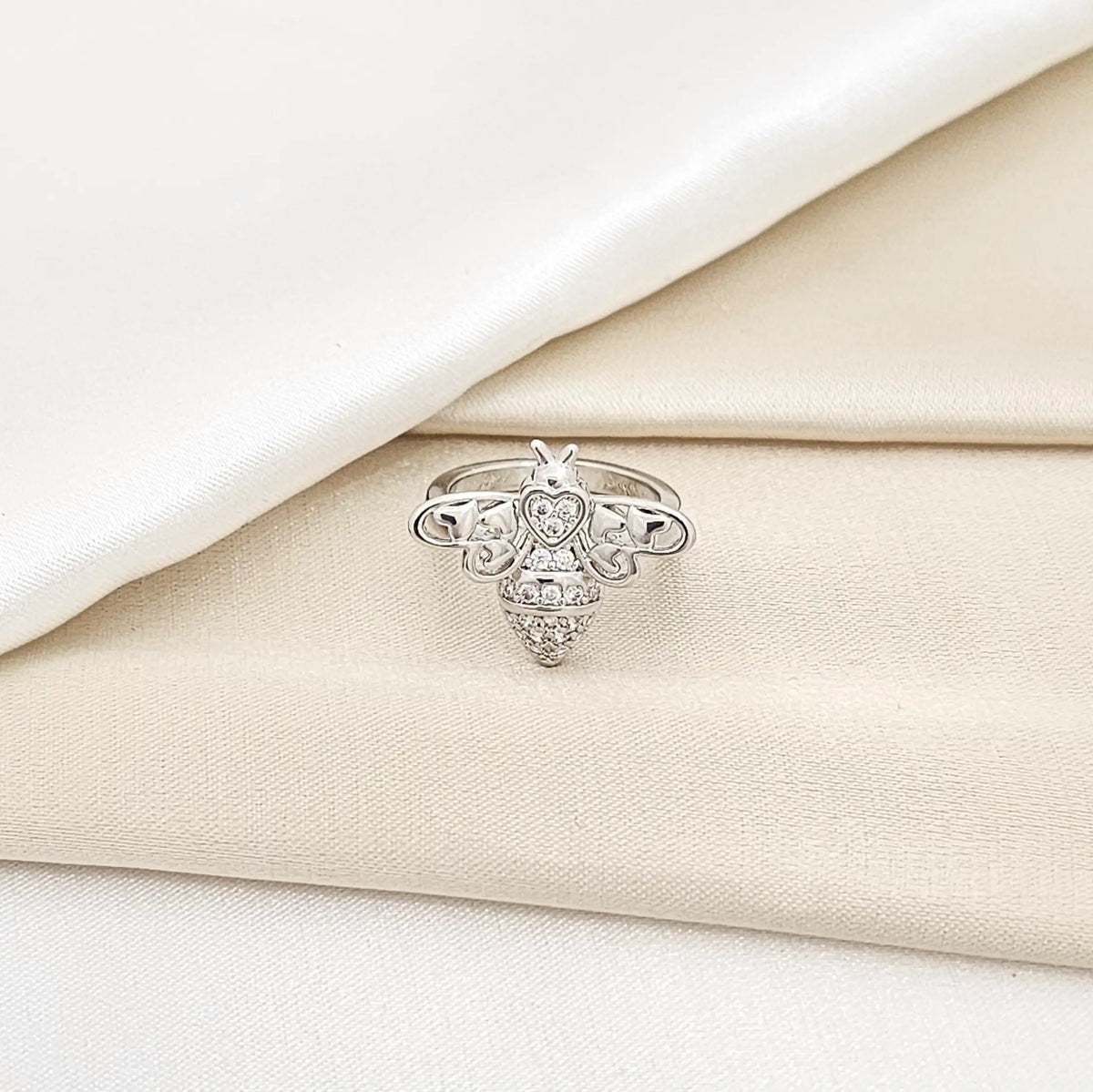 Anillo Abeja Con Corazones Y Circones Plateado Rf K6526