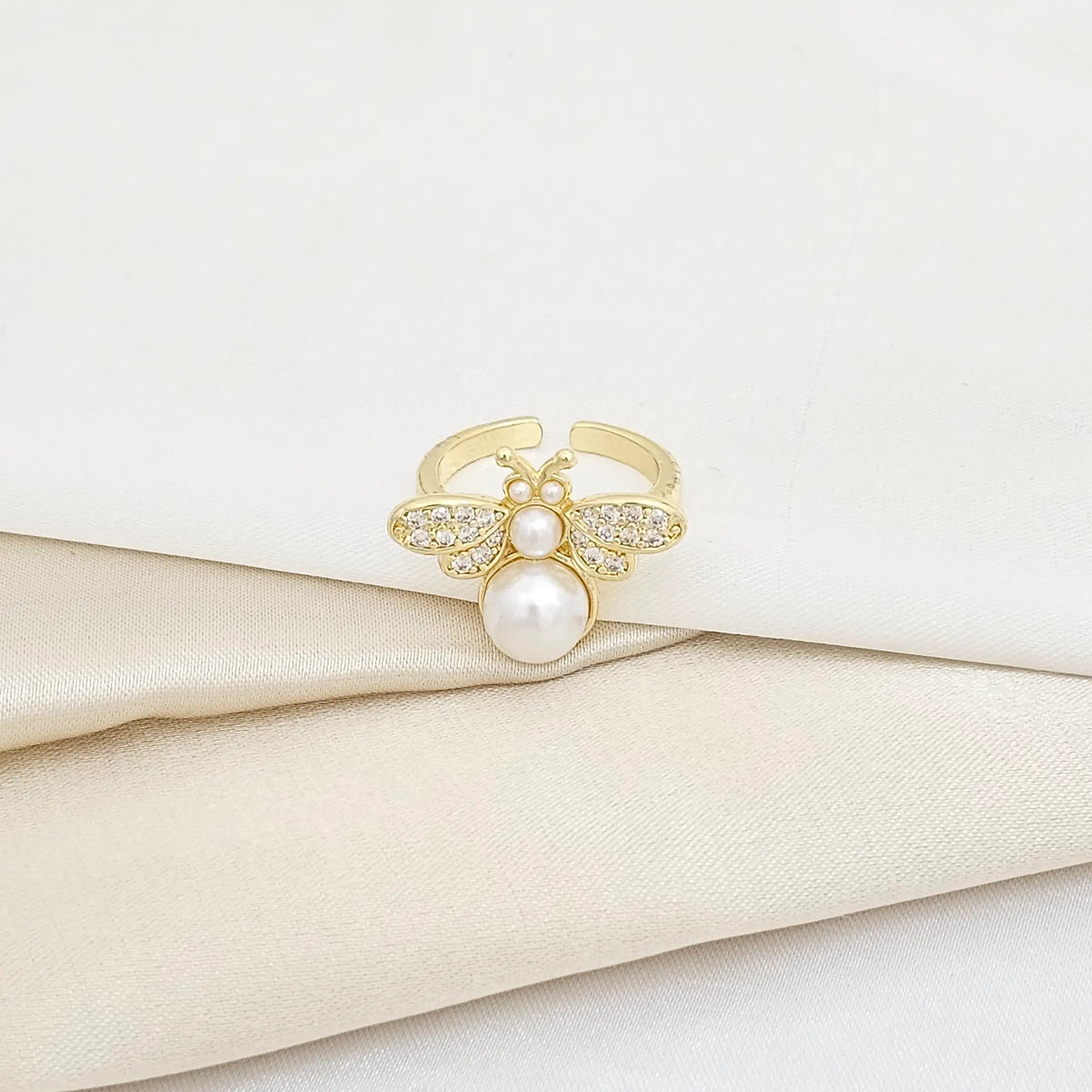 Anillo Abeja Con Perla Y Circones Dorado Rf K5923